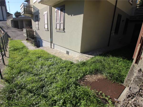 QUADRILOCALE CON TAVERNA-CORTILE   E BOX AUTO