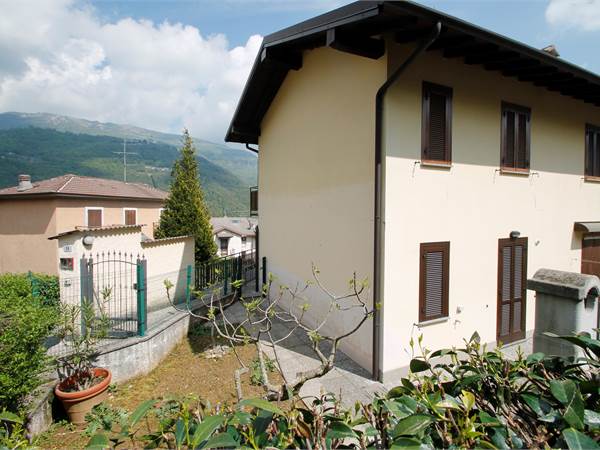 VILLA SCHIERA CON GIARDINO E DUE BOX 