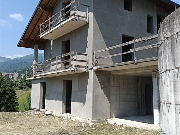 Villa singola con terreno 900 mq terrazzo e box 